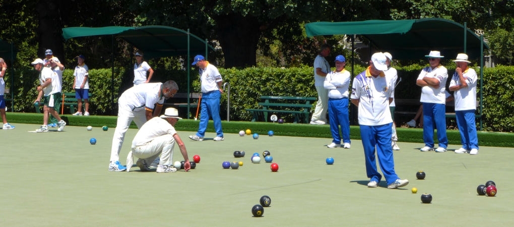 Pennant lawn bowlers discussing the head